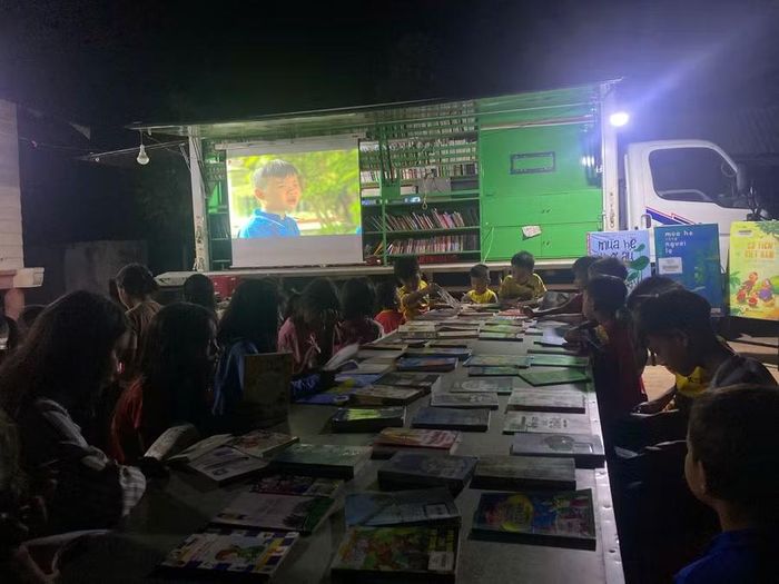 Xe thư viện lưu động mang hơn 5000 đầu sách đến với các em học sinh ở xã Kbang. Ảnh: ĐVCC