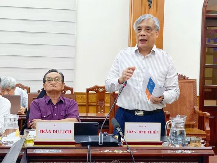  PGS.TS. Trần Đình Thiên - nguyên Viện trưởng Viện Kinh tế Việt Nam đề xuất tỉnh Gia Lai cần xác lập tầm nhìn phát triển dài hạn, phát huy lợi thế tích hợp giữa biển và cao nguyên để trở thành cực tăng trưởng mới của khu vực. Ảnh: Dũng Nhân 