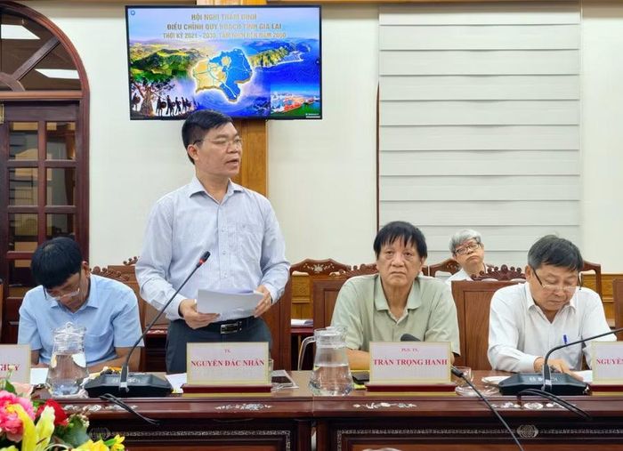  TS. Nguyễn Đắc Nhẫn - Phó Tổng Giám đốc Trung tâm quy hoạch đất đai quốc gia (Bộ Nông nghiệp và Môi trường) phản biện về sơ đồ và cơ sở dữ liệu điều chỉnh quy hoạch. Ảnh: Dũng Nhân 
