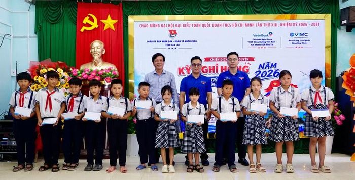  Tặng quà cho học sinh có hoàn cảnh khó khăn. Ảnh: D.L 