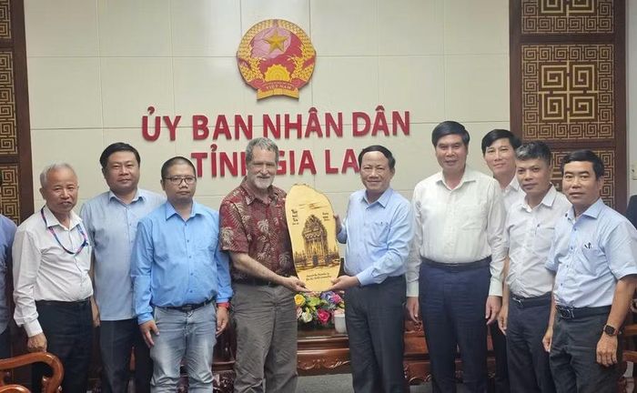  Chủ tịch UBND tỉnh Phạm Anh Tuấn (thứ 5 từ phải sang) tặng quà cho Giáo sư Brad Marston. Ảnh: Bình Dương 