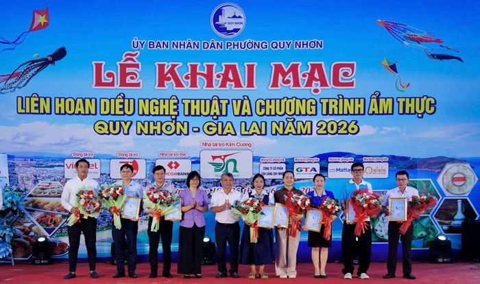 Phó Chủ tịch UBND tỉnh Nguyễn Thị Thanh Lịch (thứ 4 từ trái sang) và ông Nguyễn Hữu Khúc - Bí thư Đảng ủy, Chủ tịch HĐND phường Quy Nhơn tặng quà lưu niệm cho các nhà tài trợ. Ảnh: H.V