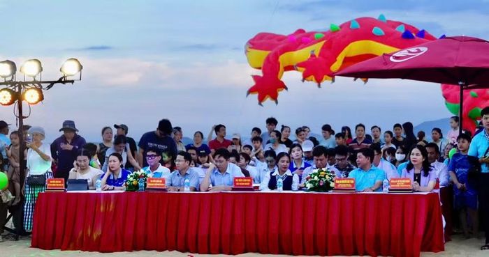 Đại biểu tham dự khai mạc liên hoan. Ảnh: H.V