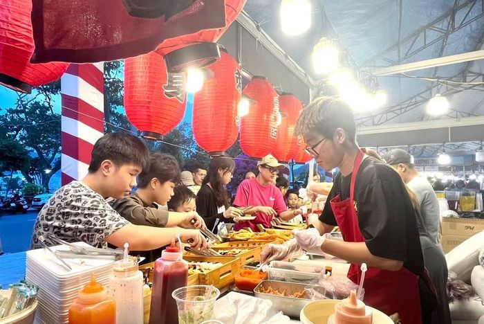 Gian hàng ẩm thực thu hút đông đảo du khách và người dân. Ảnh: H.V