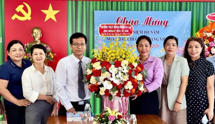  Phó Chủ tịch HĐND tỉnh Huỳnh Thúy Vân (thứ 3 từ phải sang) tặng hoa chúc mừng Hội Nhà báo tỉnh. Ảnh: Minh Hoàng 