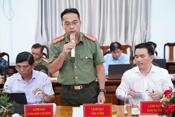  Đại diện Công an tỉnh Gia Lai yêu cầu các đơn vị thi công cần đảm bảo vệ sinh môi trường trong quá trình vận chuyển vật liệu thi công dự án. Ảnh: N.H 