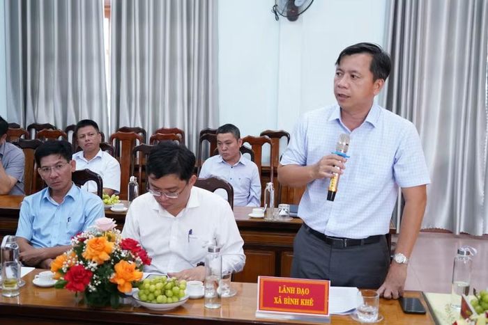  Lãnh đạo UBND xã Bình Khê báo cáo kết quả công tác GPMB và tái định cư tại địa phương. Ảnh: N.H 