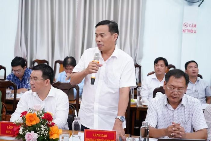  Lãnh đạo Ban Quản lý dự án các công trình giao thông và dân dụng tỉnh (chủ đầu tư dự án) báo cáo tiến độ đền bù, GPMB, tái định cư, thi công dự án. Ảnh: N.H 