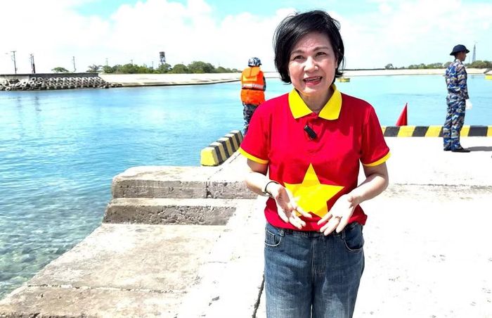 Nhà báo Mỹ Hà chia sẻ trong chuyến công tác: “Ở Trường Sa, mỗi cú máy chỉ có 1 lần tồn tại”.