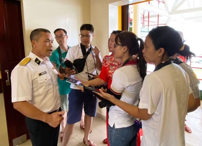  Các phóng viên phỏng vấn chiến sĩ làm nhiệm vụ trên nhà giàn DK1/21. Ảnh: N.H 