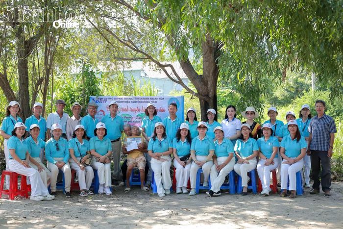 Đoàn hỗ trợ chụp ảnh cùng gia đình bà Nga.