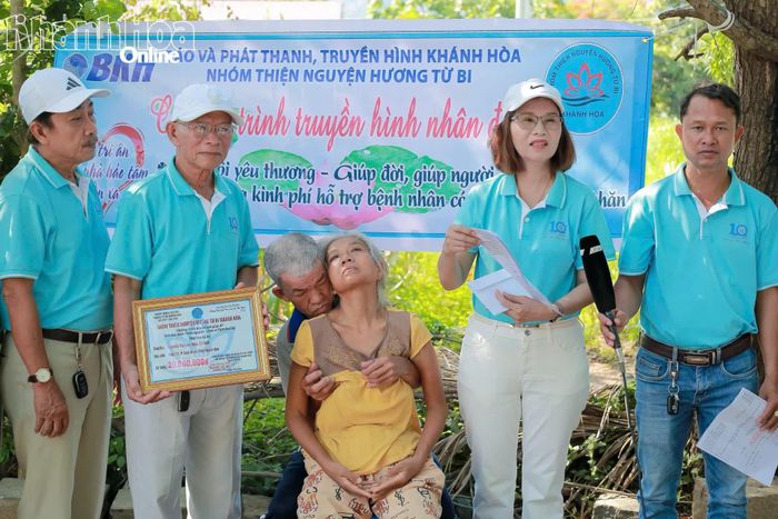 Đại diện nhóm thiện nguyện Hương Từ Bi Khánh Hòa trao hỗ trợ cho gia đình bà Nga.