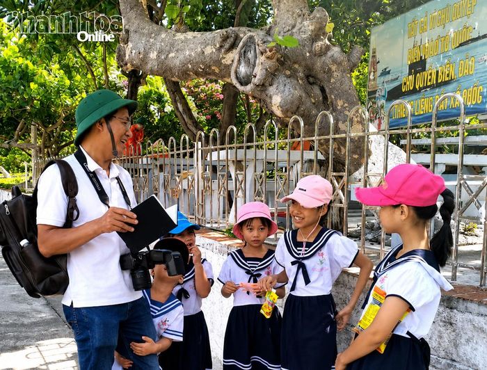 Nhà báo Văn Giang (Báo và Phát thanh, Truyền hình Khánh Hòa) tác nghiệp ở đảo Song Tử Tây (đặc khu Trường Sa). Ảnh: PHÚ AN