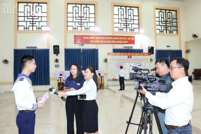 Các phóng viên, nhà báo phỏng vấn chiến sĩ Vùng 4 Hải quân. Ảnh: VĂN GIANG
