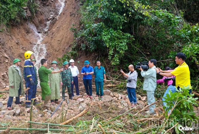 Phóng viên Báo và Phát thanh, Truyền hình Khánh Hòa tác nghiệp ở khu vực sạt lở đèo Khánh Sơn cuối năm 2025. Ảnh: CÔNG ĐỊNH 