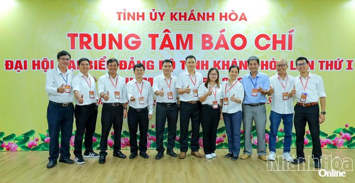 Phóng viên Báo và Phát thanh, Truyền hình Khánh Hòa tác nghiệp tại Đại hội đại biểu Đảng bộ tỉnh Khánh Hòa lần thứ I, nhiệm kỳ 2025 - 2030.