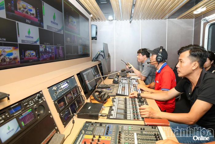 Đạo diễn, kỹ thuật viên của Báo và Phát thanh, Truyền hình Khánh Hòa tác nghiệp trong xe màu cho buổi ghi hình trực tiếp Giải đua xe ô tô thể thao địa hình Victory Challenge 2026.