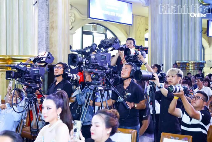 Ê-kíp Báo và Phát thanh, Truyền hình Khánh Hòa tác nghiệp trong một sự kiện văn hóa.