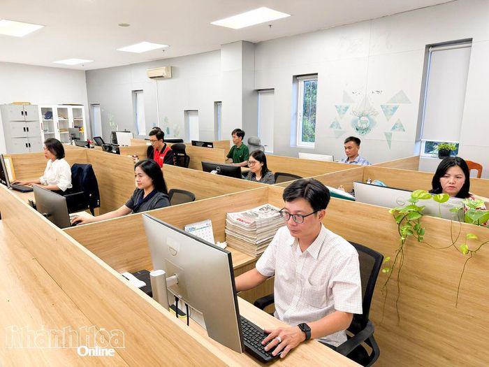 Các biên tập viên, kỹ thuật viên của Phòng Chuyên đề Báo và Phát thanh, Truyền hình Khánh Hòa hiện nay.