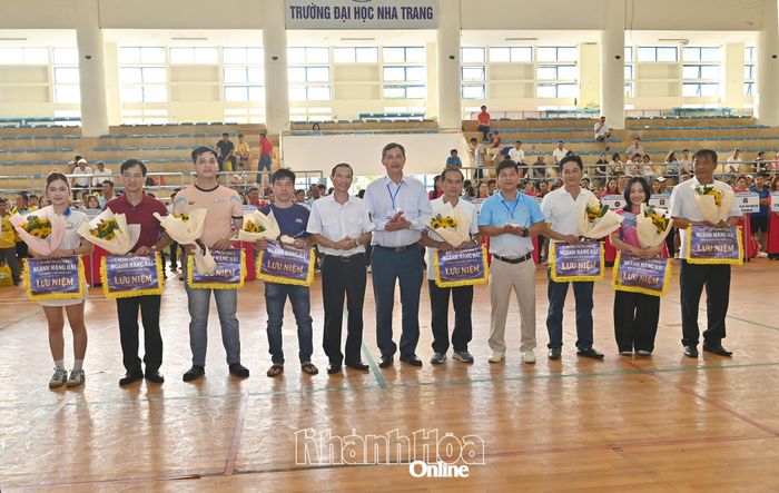 Ban tổ chức tặng cờ lưu niệm cho đại diện các đoàn vận động viên.