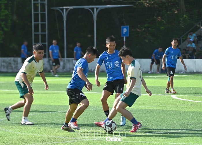 Thi đấu môn bóng đá.