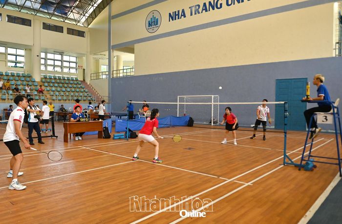 Thi đấu môn cầu lông.