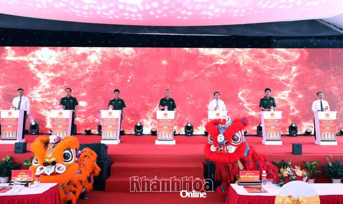 Các đại biểu bấm nút khởi công dự án.