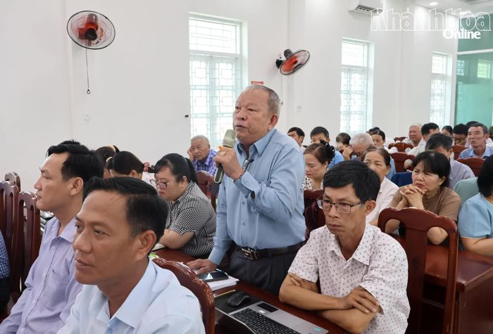 Cử tri phường Đô Vinh phát biểu ý kiến tại buổi tiếp xúc.
