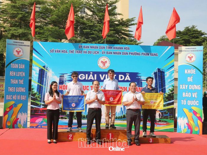 Ban tổ chức trao giải toàn đoàn cho các đơn vị đạt thành tích xuất sắc.