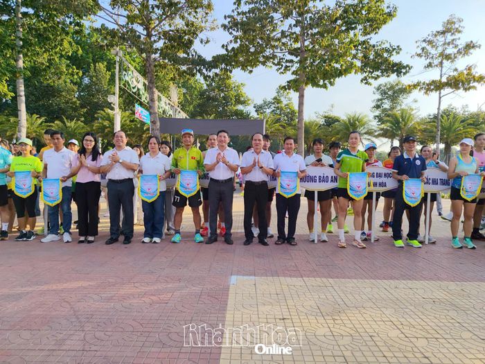Ban tổ chức trao cờ lưu niệm cho đại diện các xã, phường về thi đấu tại giải.