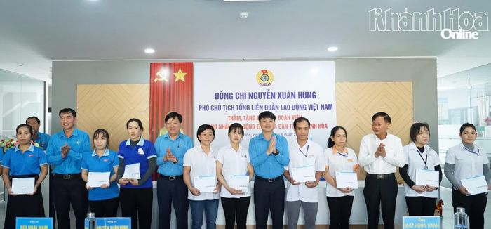 Ban tổ chức trao quà cho người lao động.