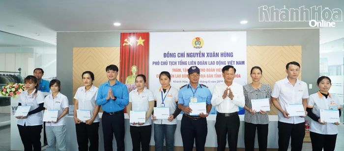 Ông Bùi Hoài Nam và lãnh đạo Công ty TNHH Đầu tư VietSun Ninh Thuận trao quà cho người lao động.