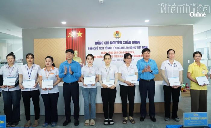 Đồng chí Nguyễn Xuân Hùng cùng lãnh đạo Liên đoàn Lao động tỉnh trao quà cho người lao động.