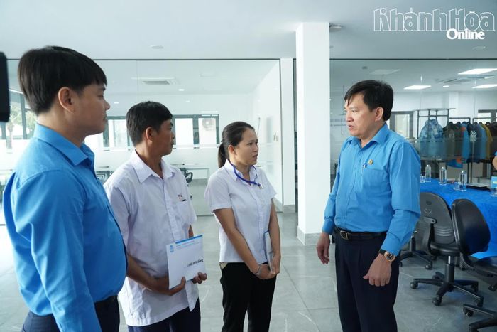 Đồng chí Nguyễn Xuân Hùng thăm hỏi đời sống, động viên người lao động.