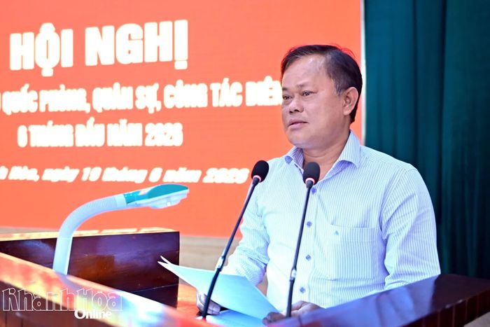 Lãnh đạo xã Cà Ná phát biểu tại hội nghị.