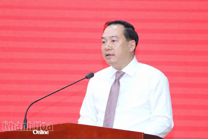 Phó Bí thư Thường trực Tỉnh ủy Hồ Xuân Trường phát biểu giao nhiệm vụ.