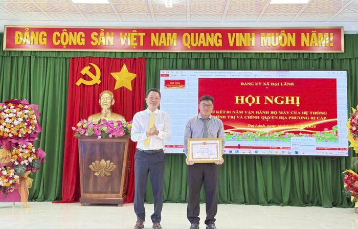 Thừa ủy quyền của Ban Tổ chức Tỉnh ủy, lãnh đạo xã Đại Lãnh trao bằng khen của Ban Thường vụ Tỉnh ủy cho cá nhân xuất sắc.