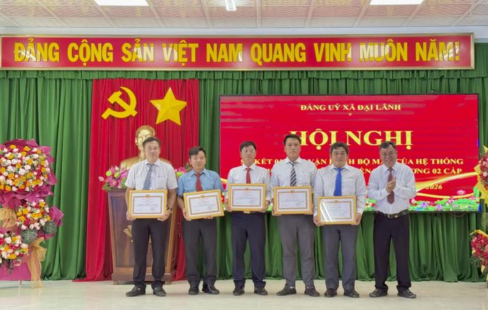 Lãnh đạo xã Đại Lãnh trao giấy khen cho các tập thể xuất sắc.