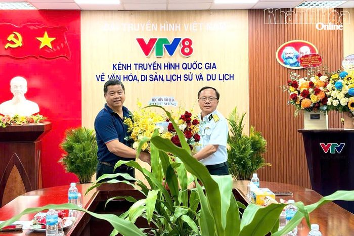 Đoàn thăm, tặng hoa chúc mừng Trung tâm Truyền hình Việt Nam khu vực miền Trung - Tây Nguyên (VTV8).