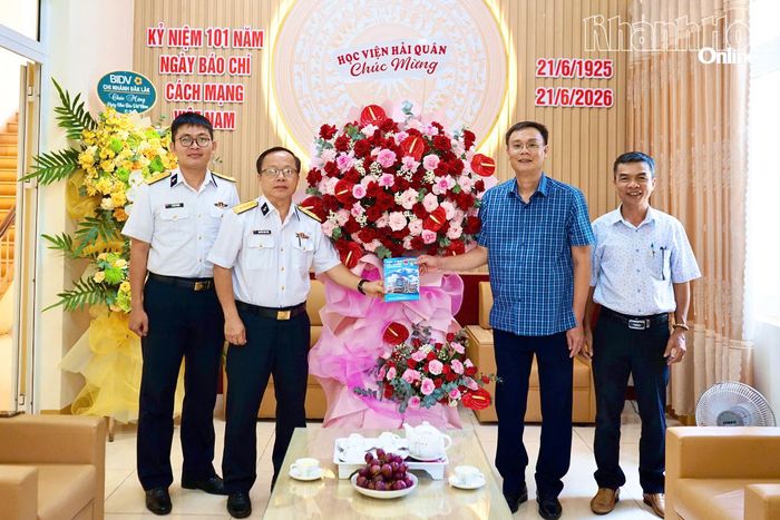 Đoàn thăm, tặng hoa chúc mừng Báo và Phát thanh, Truyền hình Đắk Lắk.
