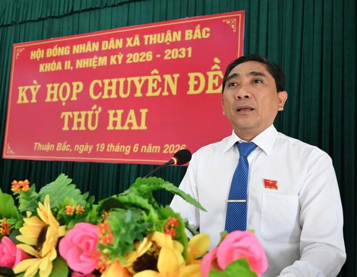 Ông Hồ Sĩ Sơn - Bí thư Đảng ủy, Chủ tịch HĐND xã Thuận Bắc phát biểu tại kỳ họp.