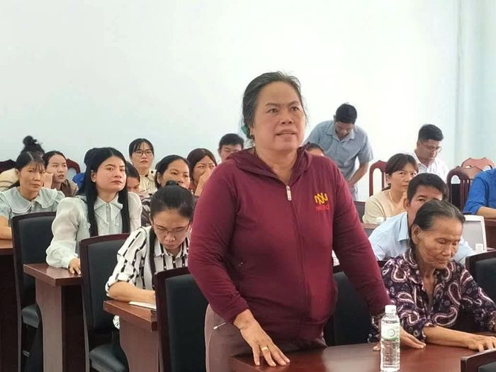Cử tri xã Khánh Vĩnh nêu kiến nghị tại buổi tiếp xúc.