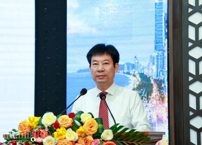 Phó Chủ tịch Trung ương Hội Nông dân Việt Nam phát biểu tại hội thảo.