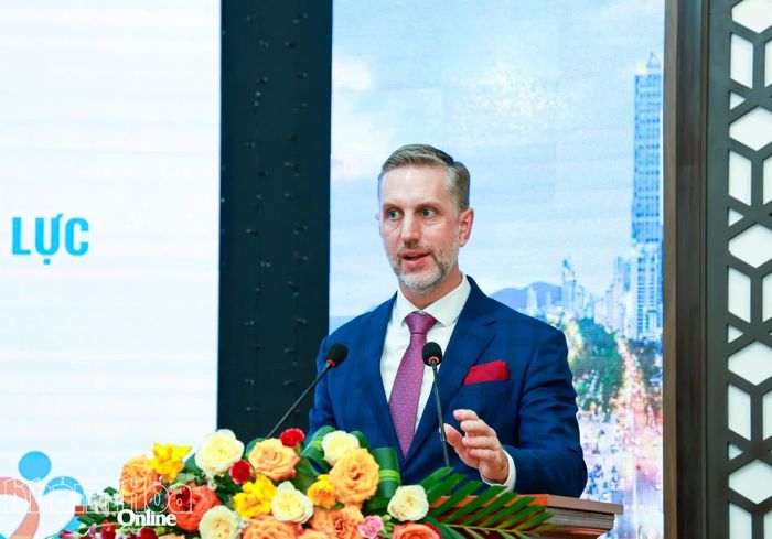 Trưởng đại diện UNFPA - ông Matt Jackson phát biểu tại hội thảo.