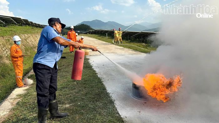 Lực lượng chữa cháy tại chỗ sử dụng vòi chữa cháy, bình chữa cháy xách tay để dập lửa.
