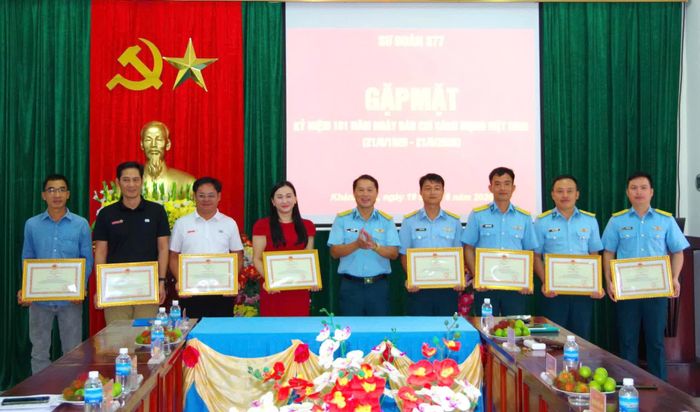 Đại tá Vũ Cao Thép trao giấy khen cho các cá nhân.