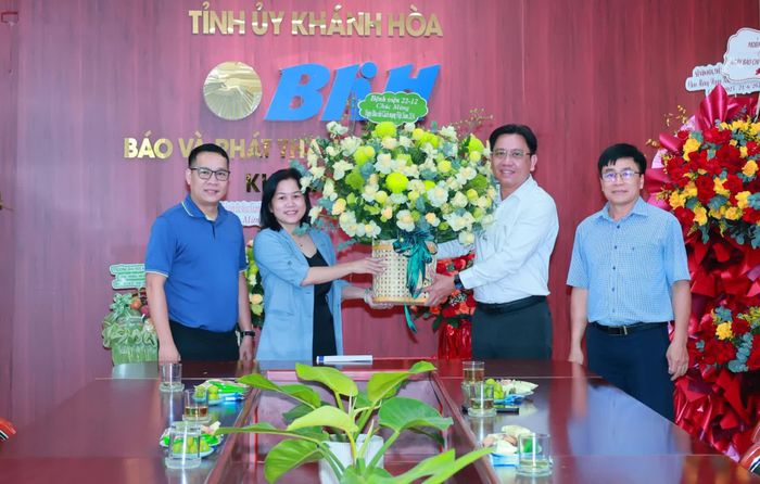 Đại diện Bệnh viện 22-12 tặng hoa chúc mừng Báo và Phát thanh, Truyền hình Khánh Hòa.