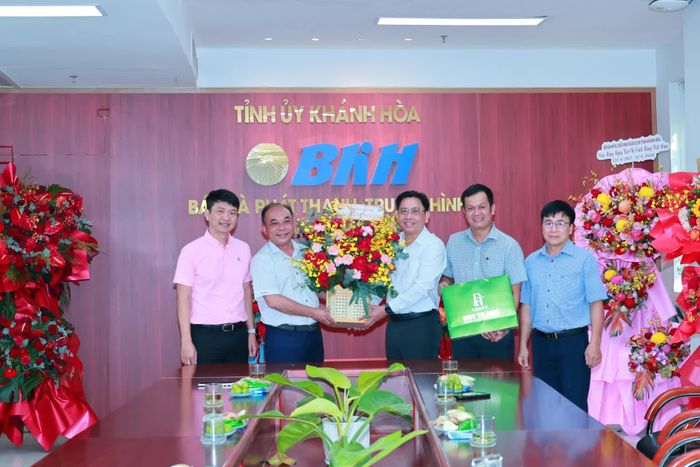 Đại diện Hội Doanh nhân trẻ Khánh Hòa; D&amp;T Group tặng hoa chúc mừng Báo và Phát thanh, Truyền hình Khánh Hòa.