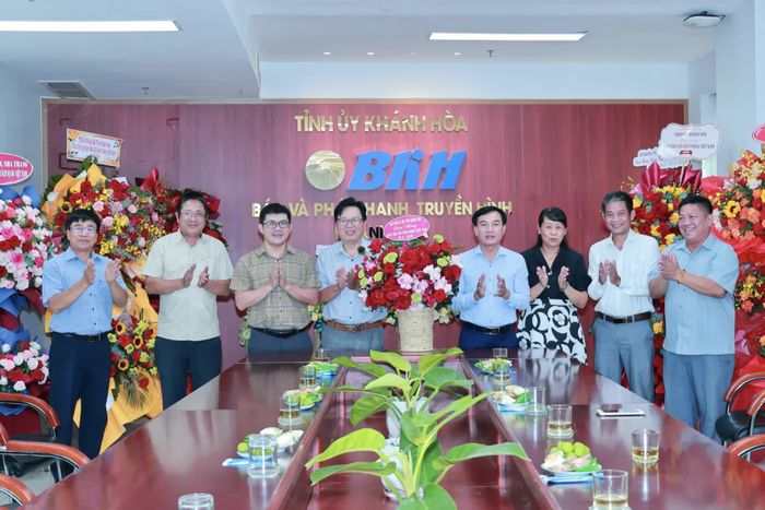 Đại diện Bảo hiểm xã hội tỉnh Khánh Hòa tặng hoa chúc mừng Báo và Phát thanh, Truyền hình Khánh Hòa.