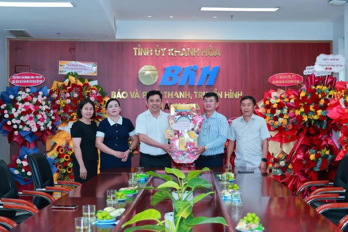 Đại diện Đảng ủy - HĐND - UBND - Ủy ban MTTQ Việt Nam xã Tây Khánh Sơn tặng hoa chúc mừng Báo và Phát thanh, Truyền hình Khánh Hòa.